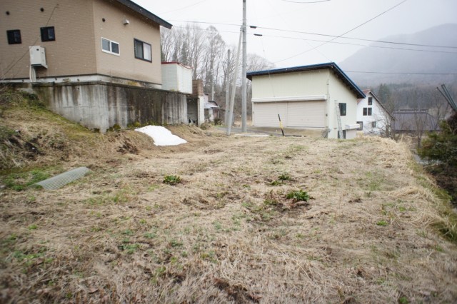 地形が段状の地形になっており、住宅から1段下がったところに畑があります。