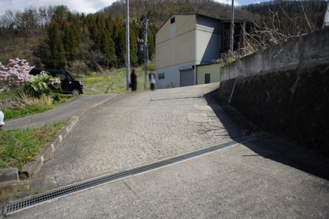 前面道路の様子。  山坂道の住宅地にあるため、前面道路もそれなりの傾斜となります。