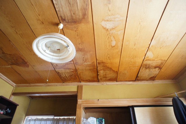 2F8帖和室。  押入れ収納があります。  南側天井に雨漏り跡あり。