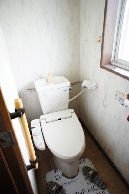 トイレ。玄関横にあります。  汲取式で、前面道路に下水道管はありません。  汚れ、使用感があります。
