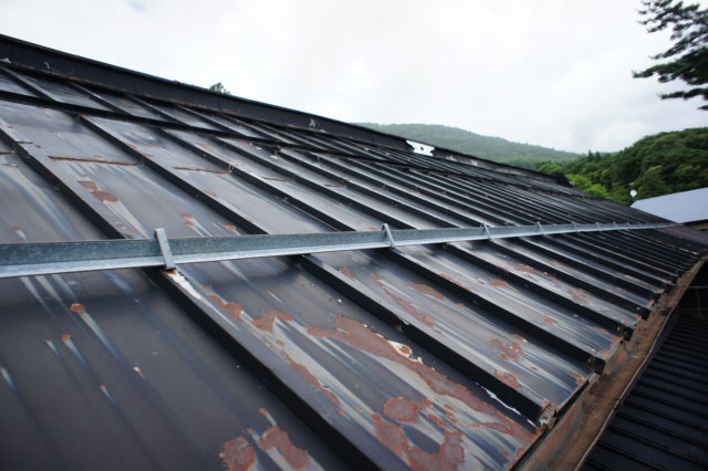 屋根の状態。  建物内に目立つ雨漏り等は見受けられませんが、屋根は錆が出てきており、防水塗装は効果が薄れていると思われます。
