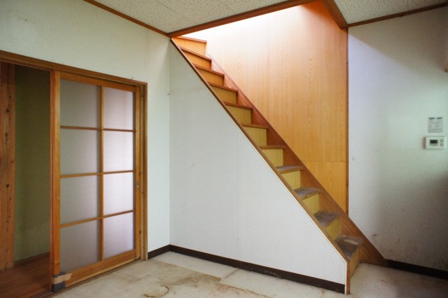 キッチンから2階へ繋がる階段があります。