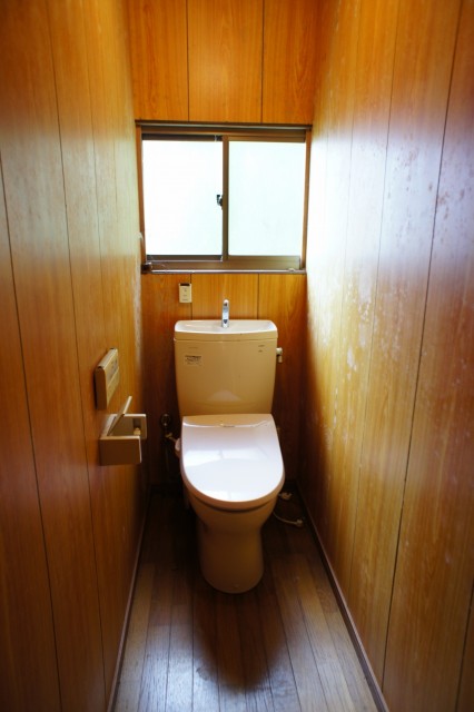トイレ。 下水道接続済みです。  空き家期間が長いためトイレそのものの利用可否は不明です。  リフォームをお勧めしたい状態です。