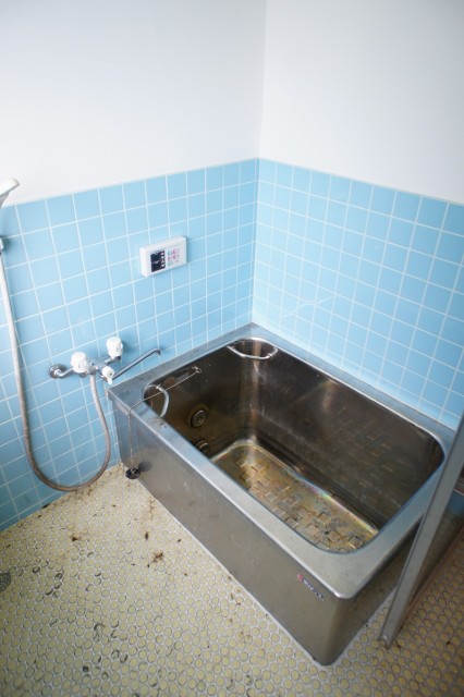 浴室の様子。  給湯は灯油ボイラーですが、空き家期間が長いため給排水設備はリフォーム前提をお勧めします。