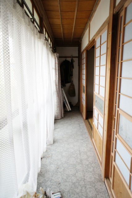 それぞれの和室は北向きの縁側廊下と繋がっています。  写真奥が東側2階の階段に繋がっています。
