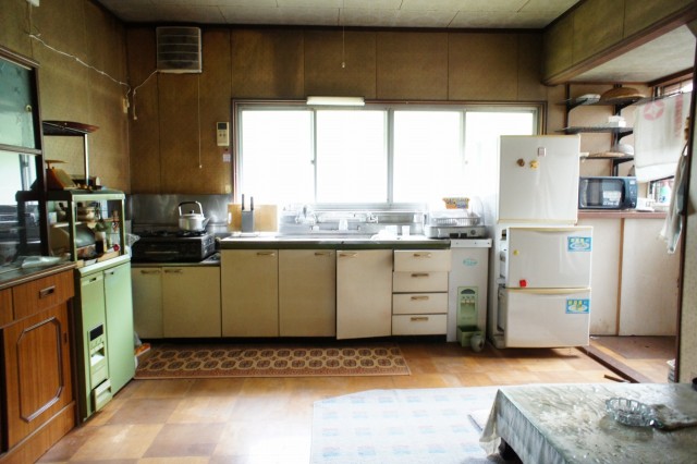 キッチン。  キッチン設備は昭和中期～後期の設備と見受けられます。