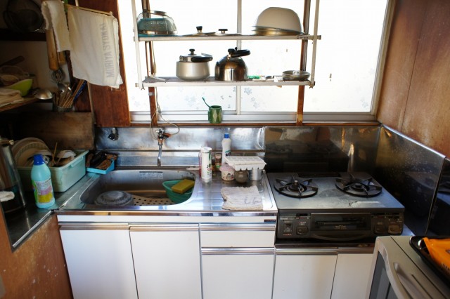 キッチンの様子。  まだまだ利用できそうな状態ですが、築年月相応の設備です。