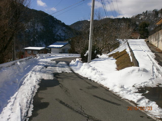 冬季の前面道路風景です
