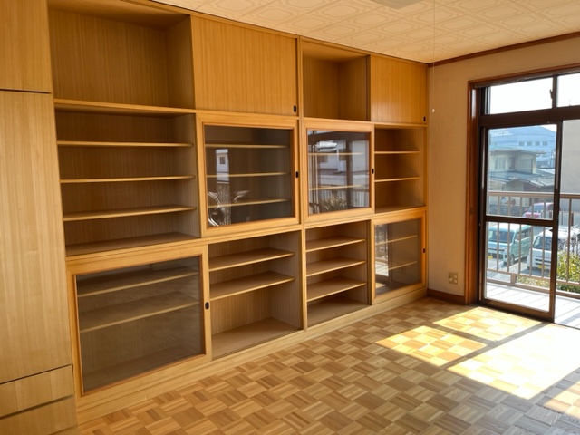 2階洋間作り付け書棚