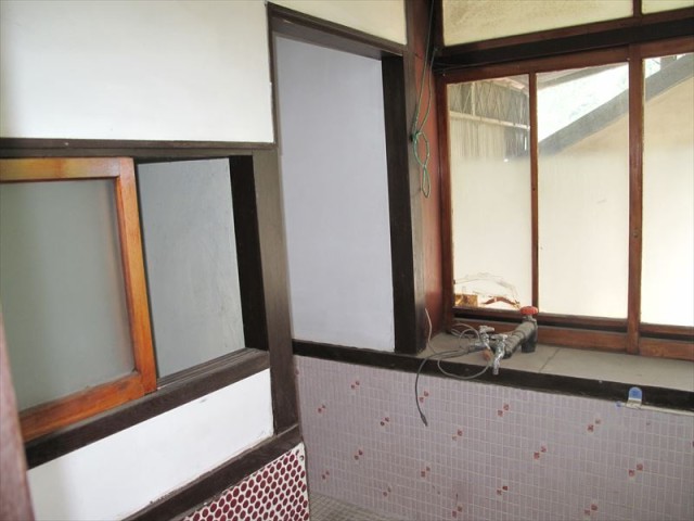 １階　浴室（建物内・外向きの窓有り）