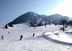 木島平スキー場まで車で14分のほか、野沢温泉スキー場へも15分。